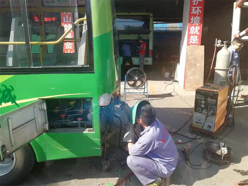鈑金工，修復(fù)車身.jpg