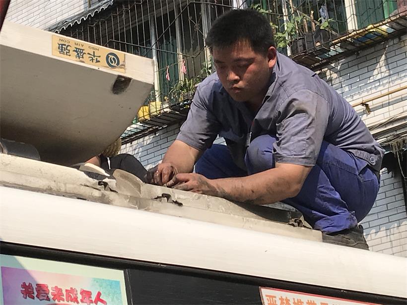 電工，檢修車輛空調(diào).jpg
